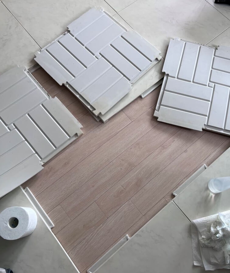 시공매트 사이로 스며든 배변을 청소하는 중