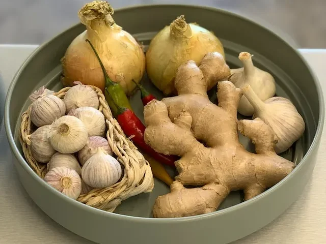 그릇에 양파, 마늘, 생강이 담겨져있다.